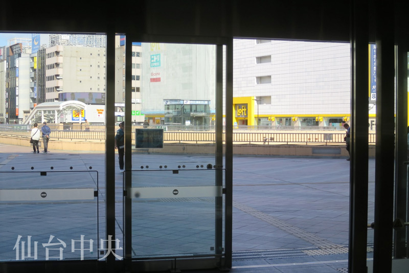 仙台駅出口からLoFtとマツモトキヨシが見える