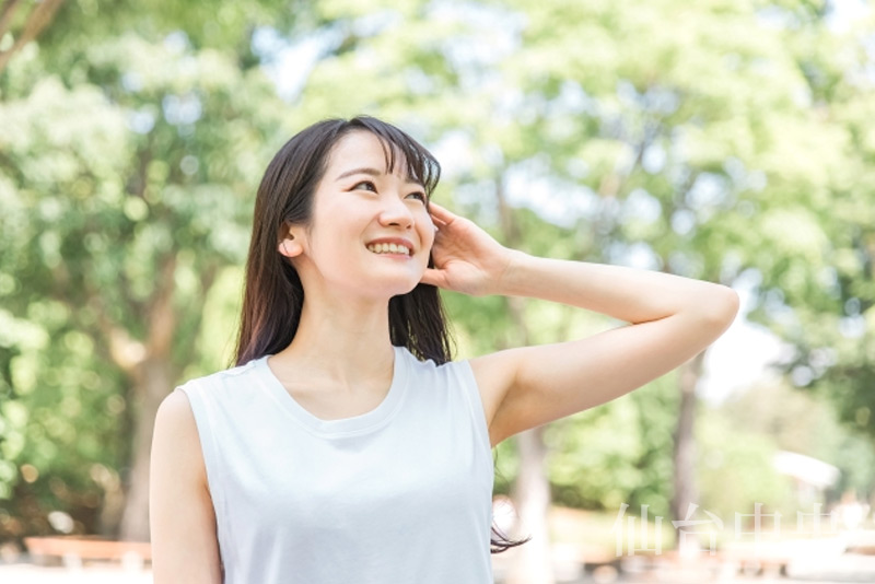 立ち耳手術により耳を出せるようになった女性